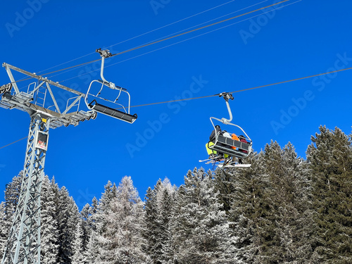 4pers. High speed chairlift (detachable) Pedra Grossa or 4er Hochgeschwindigkeits-Sesselbahn (Kuppelbar) Pedra Grossa in the Swiss winter resorts of Valbella and Lenzerheide - Switzerland (Schweiz) photo