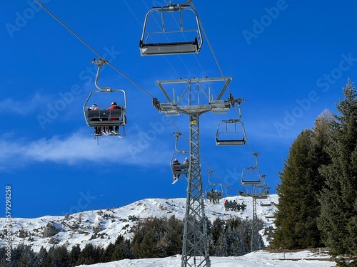 4pers. High speed chairlift (detachable) Pedra Grossa or 4er Hochgeschwindigkeits-Sesselbahn (Kuppelbar) Pedra Grossa in the Swiss winter resorts of Valbella and Lenzerheide - Switzerland (Schweiz) photo