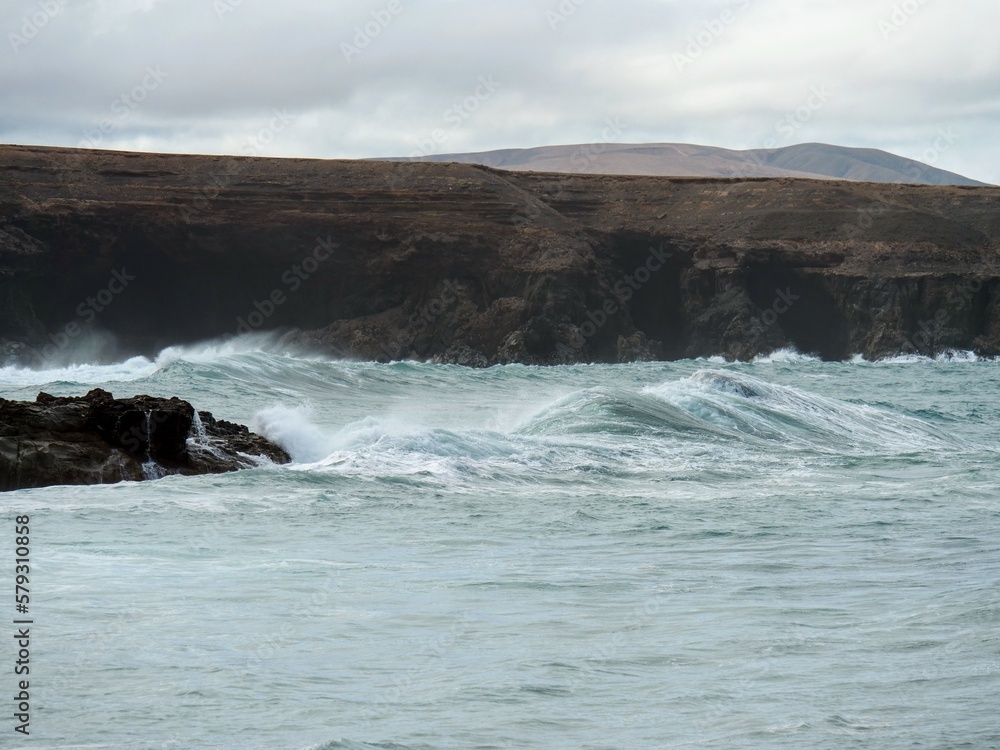 Hohe Wellen an der felsigen Küste bei Ajuy auf Fuerteventura, Kanarische Inseln