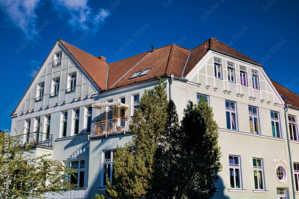 Fototapeta premium rostock, deutschland - saniertes altes haus