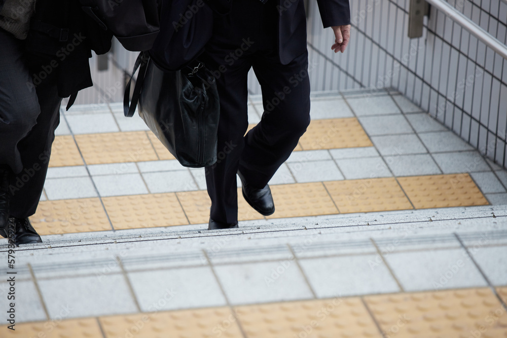 階段を上るサラリーマンたちの姿 階段を上るサラリーマンたちの姿
