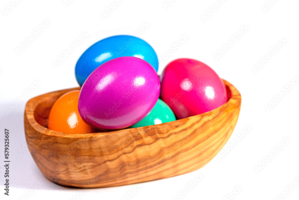 Bunte Hühnereier in einer Holzschale Bunte Hühnereier in einer Holzschale