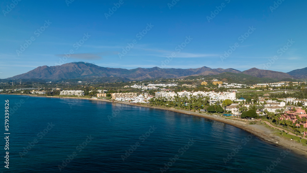 vista de la playa de Guadalmansa en la costa de Estepona, Málaga	