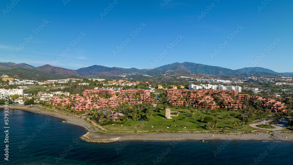 vista de la playa de Guadalmansa en la costa de Estepona, España