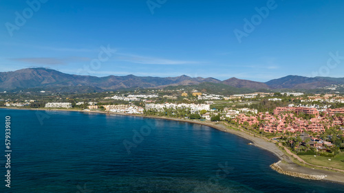 vista de la playa de Guadalmansa en la costa de Estepona, España © Antonio ciero