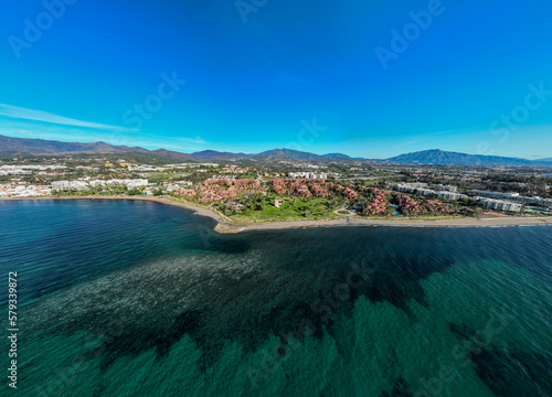 vista de la playa de Guadalmansa en la costa de Estepona, Málaga 