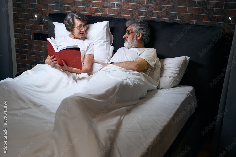 Obraz premium Male and lady resting in bed, reading