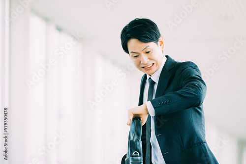 Fotografie 遅刻しそうになって焦る日本人男性ビジネスマン