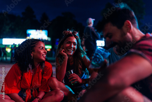 Fotografie Cheerful friends at weekend festival.