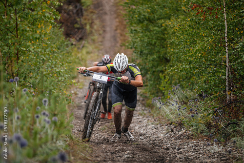 Cuadro en lienzo two cyclists go uphill with their mountain bike