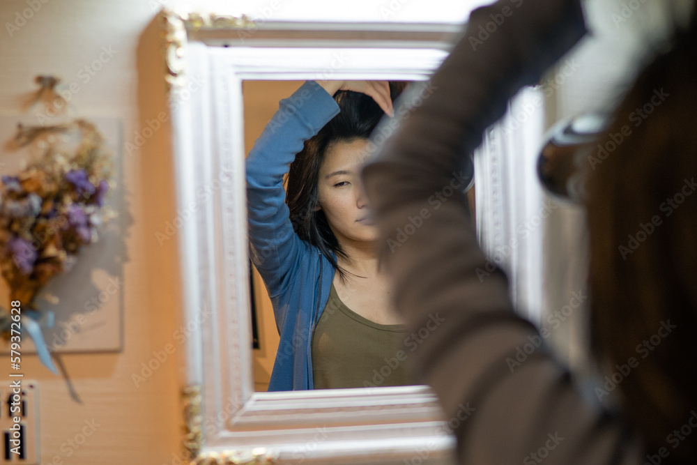 ドライヤーで髪を乾かす女性 ドライヤーで髪を乾かす女性