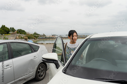 沖縄でレンタカーに乗る女性