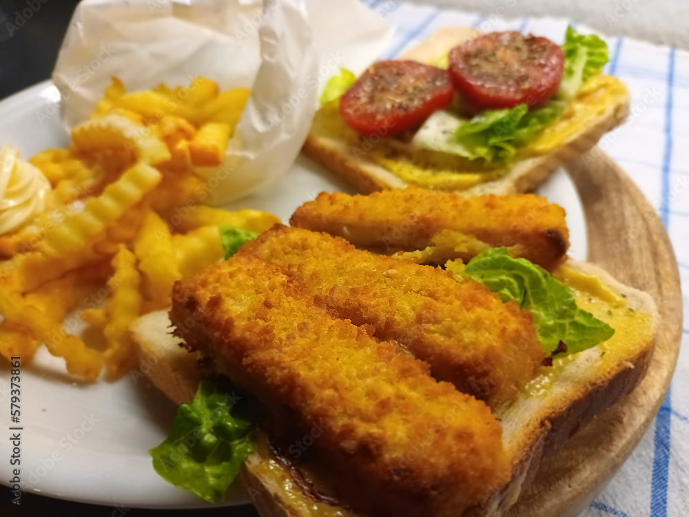 Fischstäbchen auf Toast mit Pommes Frites Fischstäbchen auf Toast mit Pommes Frites