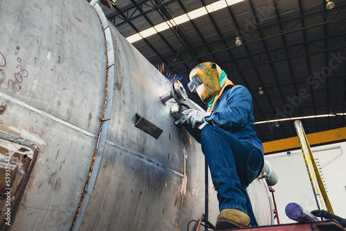 Bilde på lerret Welding arc argon worker tank stainless male repaired metal is welding sparks in