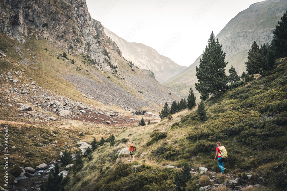 Fototapeta premium Alpnist Pyrenees Mountains Montañeros Alpinismo Pirineos Cordada Escalada Cresta