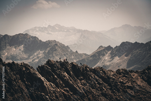 Alpnist Pyrenees Mountains Montañeros Alpinismo Pirineos Cordada Escalada Cresta