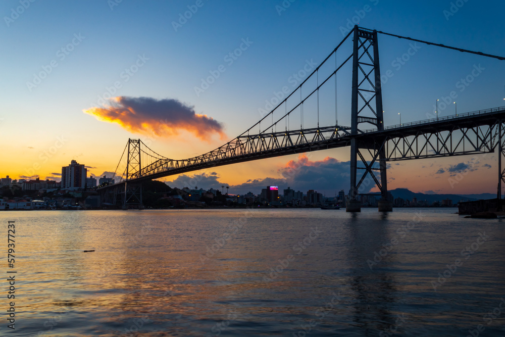 paisagem do  pôr do sol ponte Hercílio luz de Florianopolis Santa Catarina Brasil Florianópolis