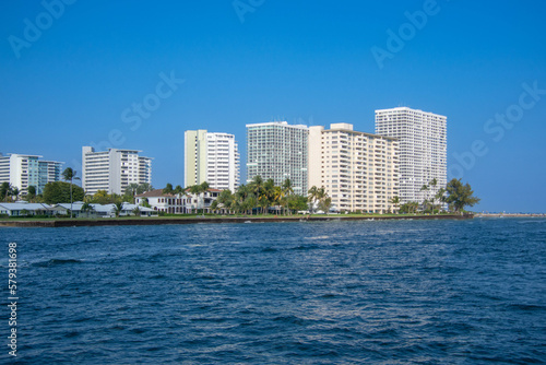 Architecture along the canals of Fort Lauderdale in Florida, USA © Gilles Rivest