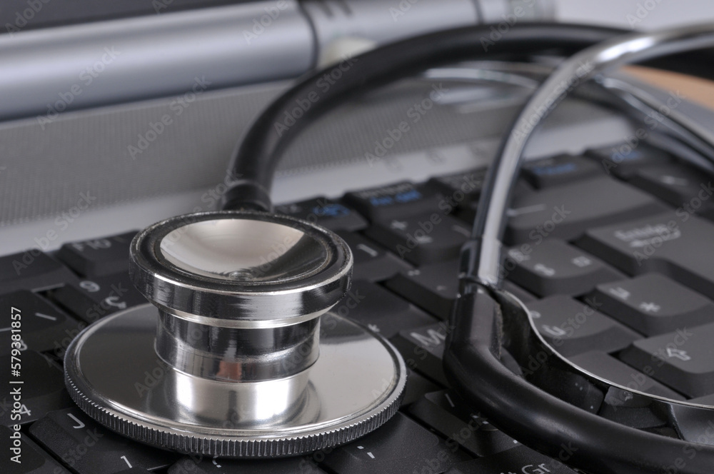Concept de consultation médicale en ligne avec un stéthoscope sur un clavier d'ordinateur Concept de consultation médicale en ligne avec un stéthoscope sur un clavier d'ordinateur