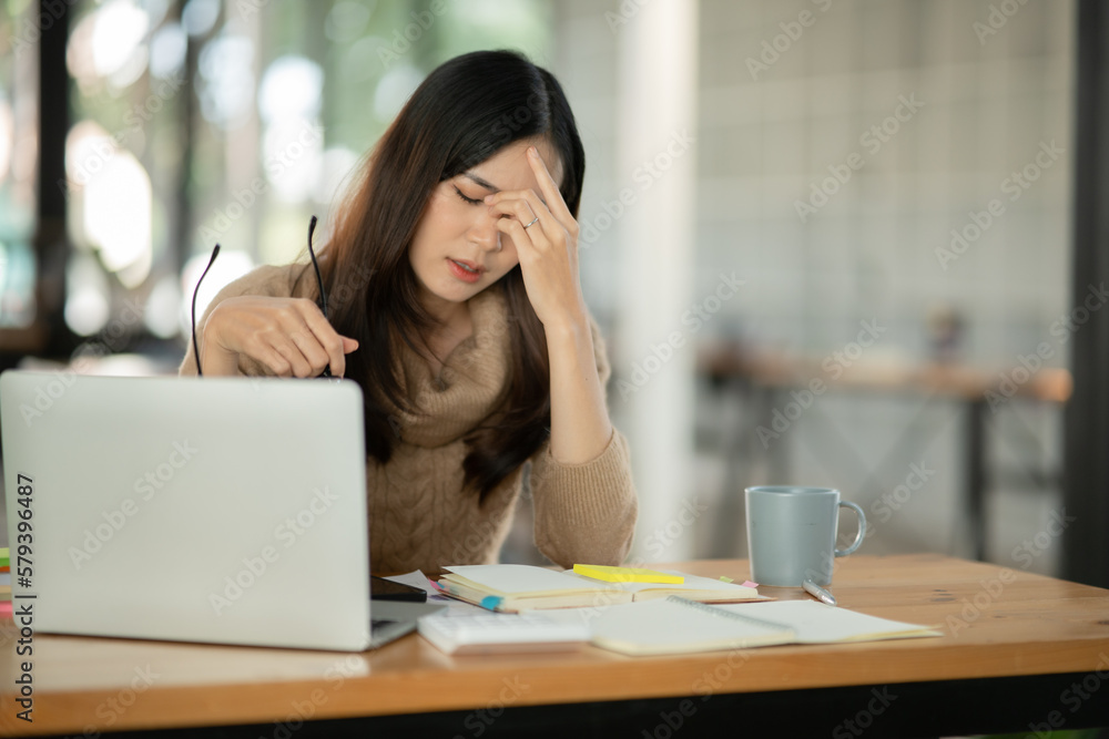 Asian business woman Working on paperwork at the office Asian business woman Working on paperwork at the office