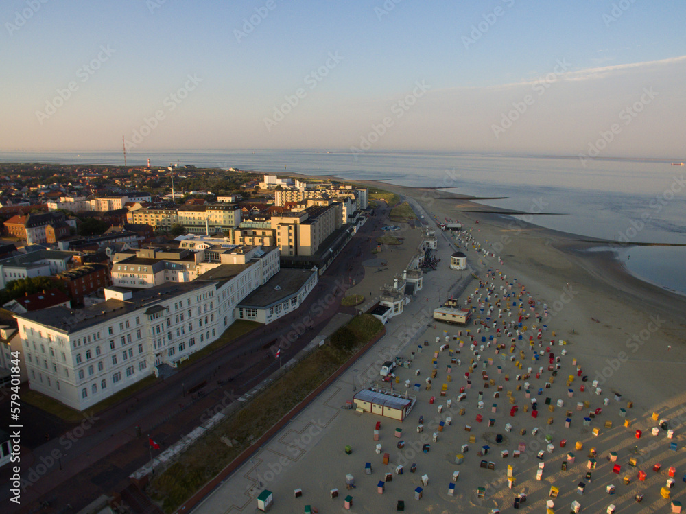 Obraz premium Borkum Nordstrand und Promenade - Luftaufnahme von oben