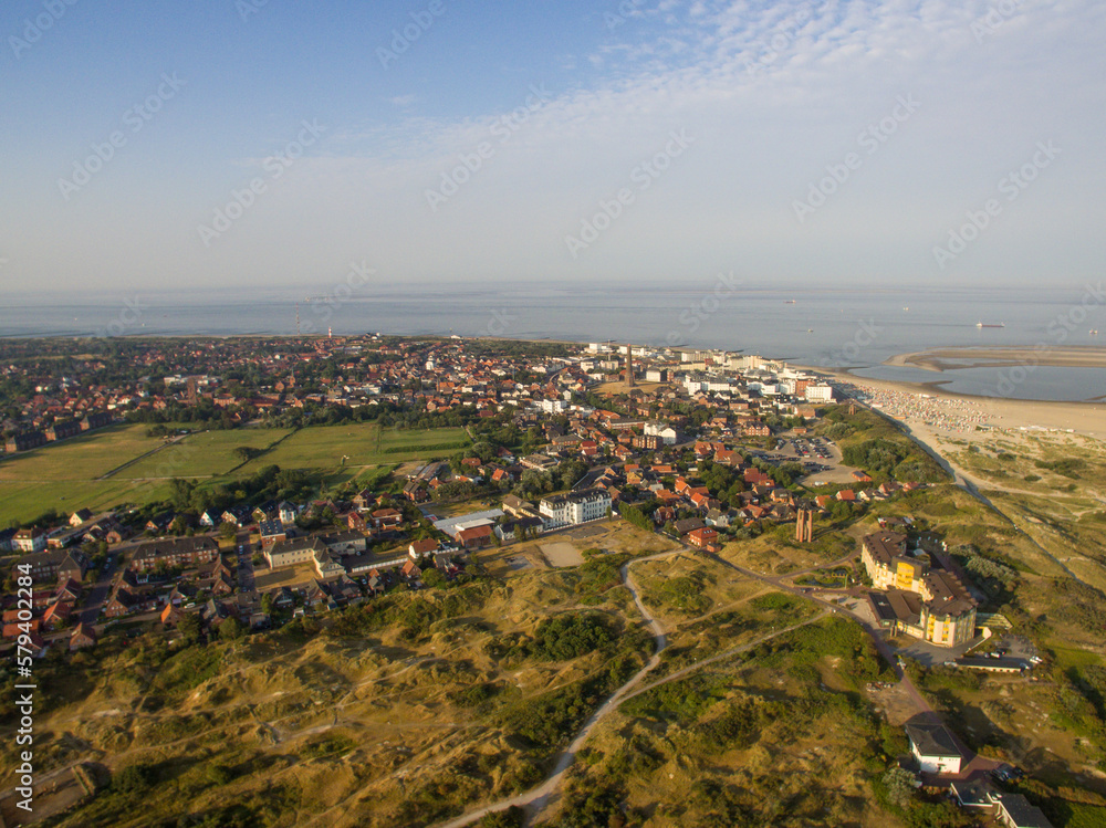 Borkum Nordstrand Panoramaansicht, Promenade und Nordstrand - Luftaufnahme von oben mit Dünenlandschaft und Stadt