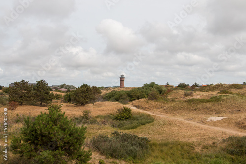 Panoramablick auf den Wasserturm von Borkum mit Dünenlandschaft