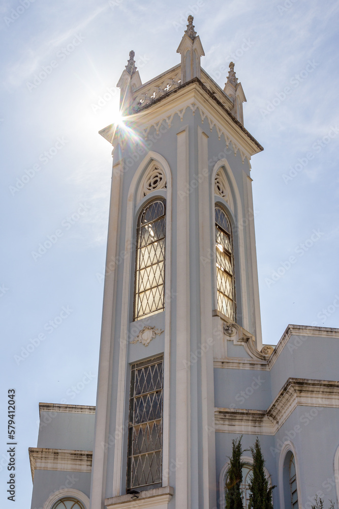 Igreja Cristã Evangélica, em dia claro, com brilho do sol, na cidade de Goiânia.