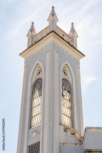 Torre da Igreja Cristã Evangélica, em dia claro na cidade de Goiânia.