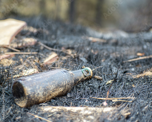 Botella de cerveza como restos tras incendio de verano en un bosque de Navarra en España