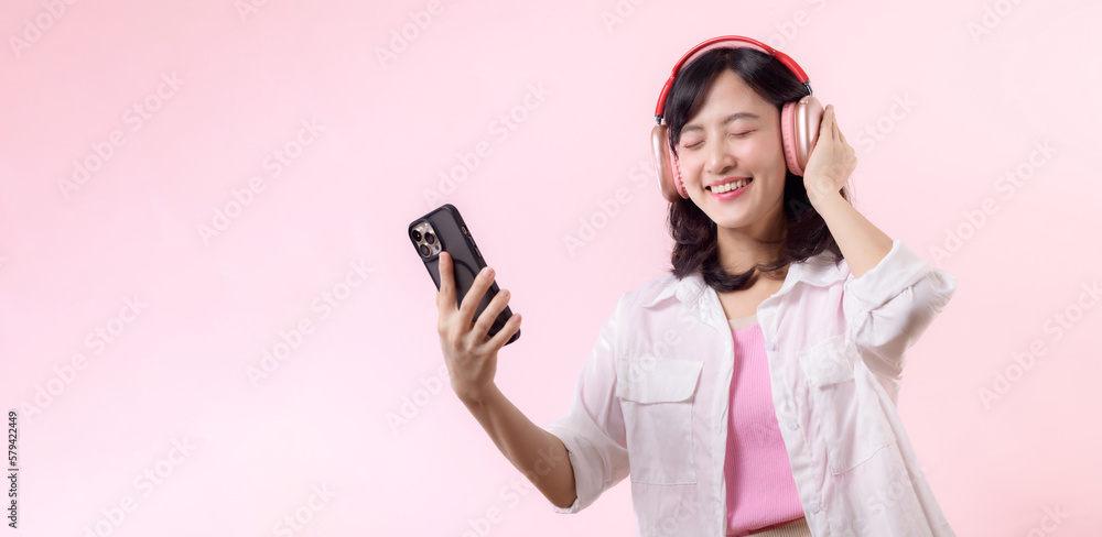 People emotions, lifestyle leisure and beauty concept. Carefree good-looking asian woman close eyes and dancing relaxed with smartphone, listening music in wireless headphones People emotions, lifestyle leisure and beauty concept. Carefree good-looking asian woman close eyes and dancing relaxed with smartphone, listening music in wireless headphones