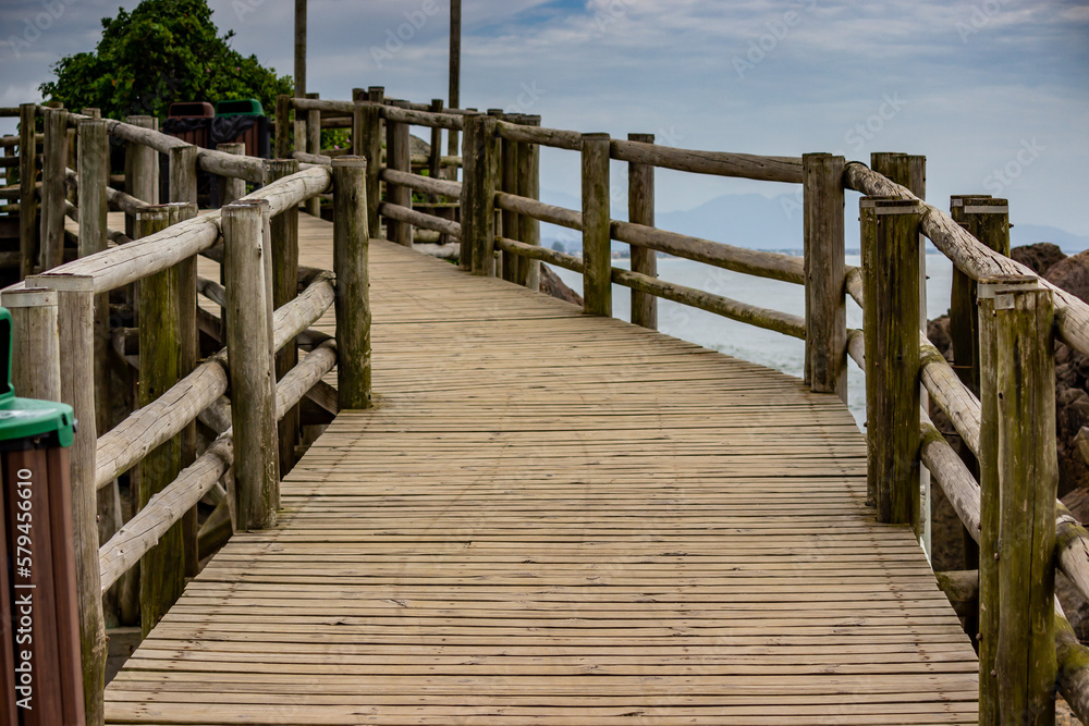 Obraz premium wooden bridge over the sea