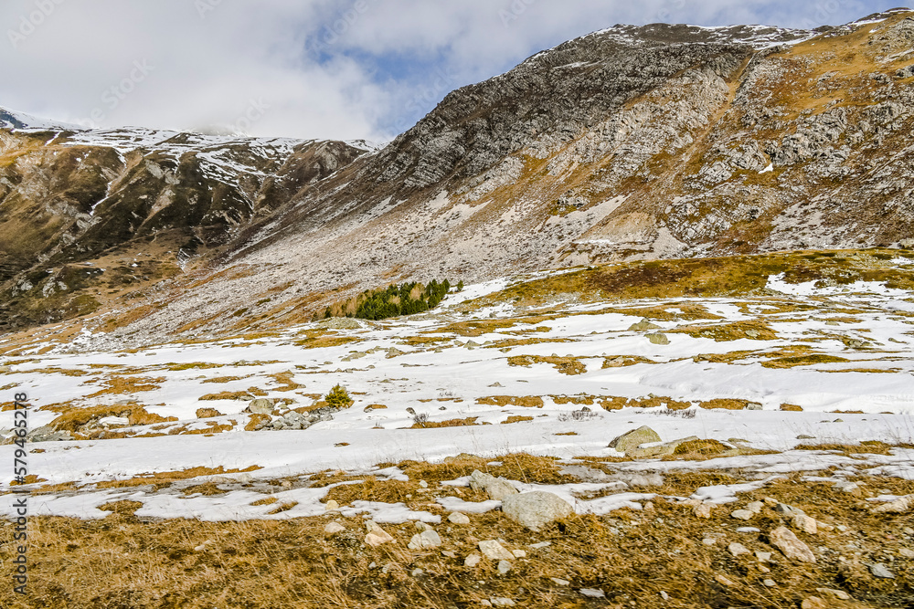 Obraz premium Julierpass, Passstrasse, Bergstrasse, Passhöhe, Engadin, Alpen, Winter, Winterwanderweg, Wintersport, Graubünden, Schweiz