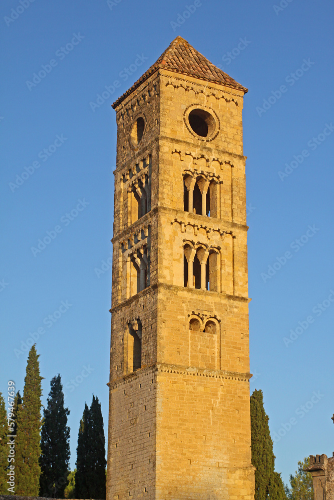 Tour romane de Puissalicon, clocher de style roman lombard, XIIe siècle, construction Moyen-âge, département français de l'Hérault , prieuré bénédictin, région Occitanie. 