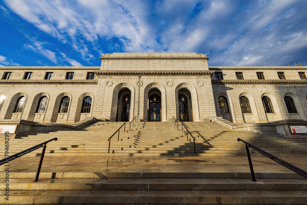 Obraz premium Exterior view of the St. Louis Public Library - Central Library