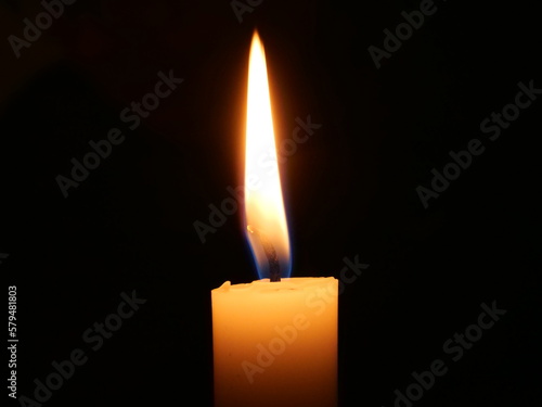 Kerze bringt Licht in die Dunkelheit