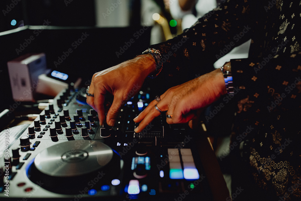 Fototapeta premium Le dj mixant pendant la soirée