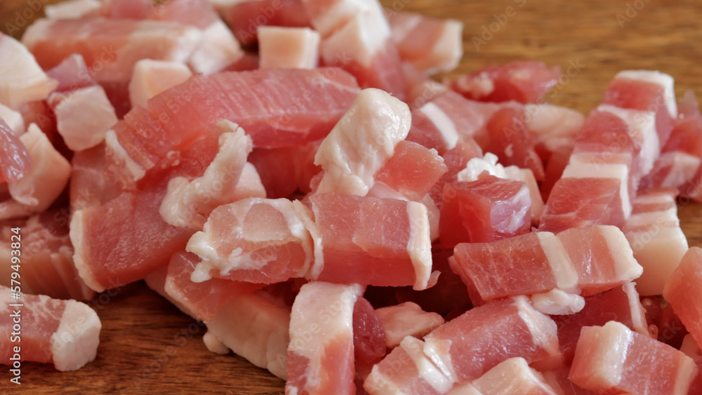 lardons de porc cru en tas sur une table en bois lardons de porc cru en tas sur une table en bois