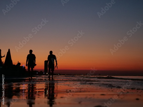 Zwei Personen machen einen Abendspaziergang am Strand © Johannes Röhrle