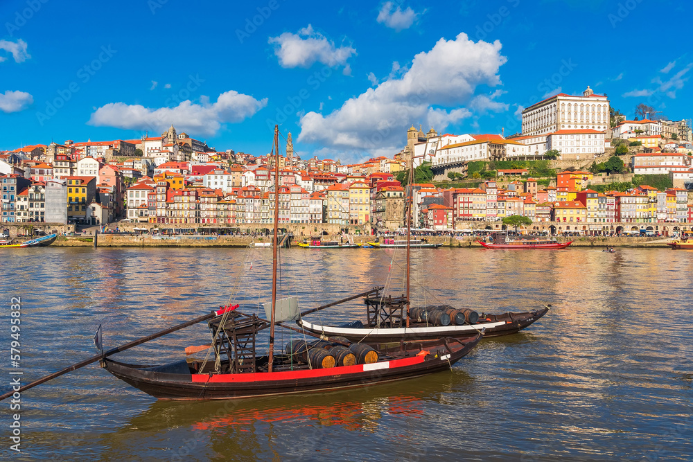 Obraz premium Barcazas en Oporto frente Ribeira, Oporto