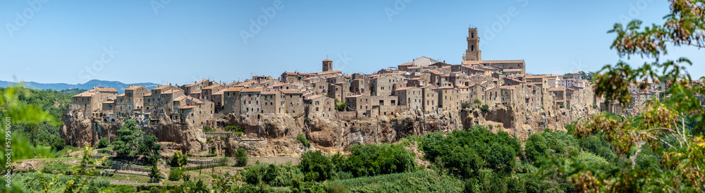 Panorama der Stadt Pitigliano in der Toskana in Italien