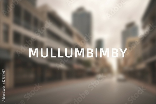 Mullumbimby: Der Name der australischen Stadt Mullumbimby in der Region New South Wales vor einem Foto des Ortes