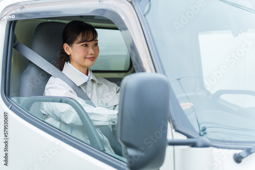 トラックを運転する女性