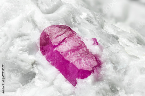 Foto ruby crystal (red corundum) on white calcite