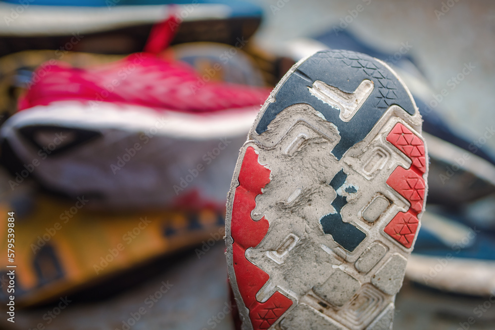 Worn sole of a running shoe, from which the excess supination can be