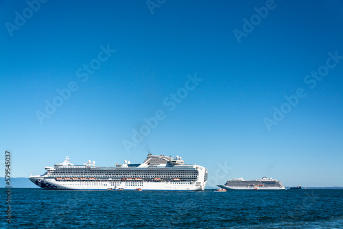 Cruceros de lujo en las costas de Puerto Montt Chile © Antichristh