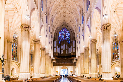 ニューヨーク五番街のセントパトリック大聖堂の内部