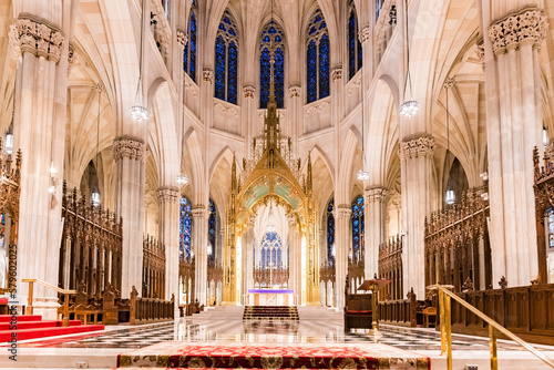ニューヨーク五番街のセントパトリック大聖堂の内部 photo