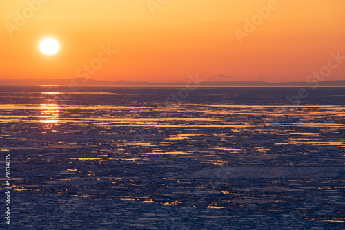 流氷のオホーツク海と夕日