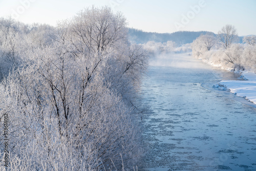 厳冬期の常呂川の流れ
